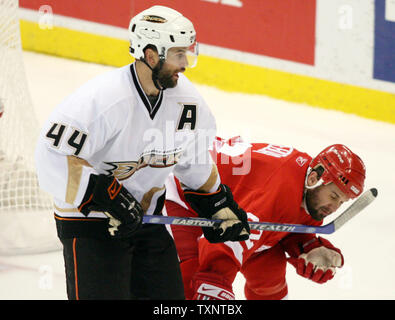 Le centre d'Anaheim Rob Niedermayer (44) Red Wings de Detroit wacks défenseur Brett Lebda au visage avec son bâton pendant la deuxième période de deux jeu de la Conférence de l'Ouest finales au Joe Louis Arena de Detroit le 13 mai 2007. Niedermayer a été condamné à deux minutes de pénalité pour l'incident. (Photo d'UPI/Scott R. Galvin) Banque D'Images