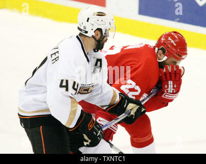 Le centre d'Anaheim Rob Niedermayer (44) Red Wings de Detroit wacks défenseur Brett Lebda (22) au visage avec son bâton pendant la deuxième période de deux jeu de la Conférence de l'Ouest finales au Joe Louis Arena de Detroit le 13 mai 2007. Niedermayer a été condamné à deux minutes de pénalité pour l'incident. (Photo d'UPI/Scott R. Galvin) Banque D'Images