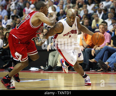 Garde Chauncey Billups pistons de Detroit Chicago Bulls en dribblant guard Chris Duhon au troisième trimestre de jeu de cinq demi-finales de conférence de l'Est au Palace of Auburn Hills de Auburn Hills, Michigan, le 15 mai 2007. Les taureaux défait les Pistons 108-92. Les Pistons mènent la série 3-2. (Photo d'UPI/Scott R. Galvin) Banque D'Images