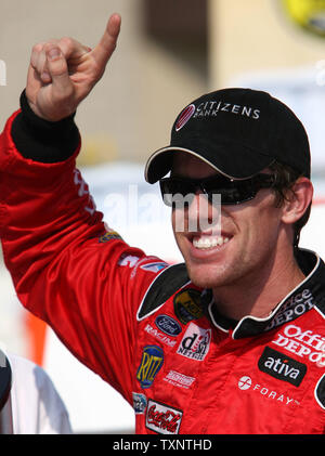 Le pilote de Nascar Carl Edwards célèbre après avoir remporté la Citizens Bank 400 au Michigan International Speedway à Brooklyn, Michigan le 17 juin 2007. (Photo d'UPI/Scott R. Galvin) Banque D'Images