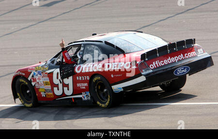 Le pilote de Nascar Carl Edwards célèbre après avoir remporté la Citizens Bank 400 au Michigan International Speedway à Brooklyn, Michigan le 17 juin 2007. (Photo d'UPI/Scott R. Galvin) Banque D'Images