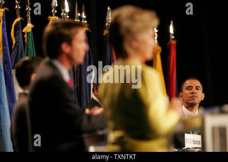 Le sénateur Barack Obama (D-IL) (R) et Hillary Rodham Clinton (C) écouter comme l'ancien sénateur John Edwards (L) répond à une question posée par un délégué de la NAACP pendant la 98e Convention annuelle de NAACP au Cobo Hall Convention Center de Detroit, Michigan le 12 juillet 2007. (Photo d'UPI/Matthew Mitchell) Banque D'Images