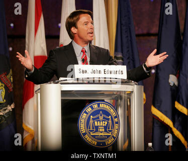 L'ancien sénateur John Edwards répond à une question au cours de la 98e Convention annuelle de la NAACP Cobo Hall Convention Center de Detroit, Michigan le 12 juillet 2007. (Photo d'UPI/Matthew Mitchell) Banque D'Images