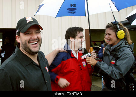 Le pilote de Nascar Tony Stewart, de l'équipe de Chevrolet de Home Depot, plaisanteries avec chauffeur Jeff Gordon lors d'une interview télévisée à la suite de la réunion des pilotes de course pour le 3M Performance 400 au Michigan International Speedway à Brooklyn, Michigan le 19 août 2007. La course a été reportée en raison d'une pluie continue sur la piste. (Photo d'UPI/Scott R. Galvin) Banque D'Images