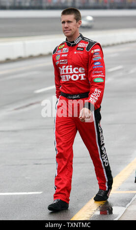 Le pilote de Nascar Carl Edwards, de l'équipe Ford Office Depot, promenades à travers les pit-rangée pour l'introduction du pilote pour le 3M Performance 400 au Michigan International Speedway à Brooklyn, Michigan le 19 août 2007. La course a été reportée en raison d'une pluie continue sur la piste. (Photo d'UPI/Scott R. Galvin) Banque D'Images