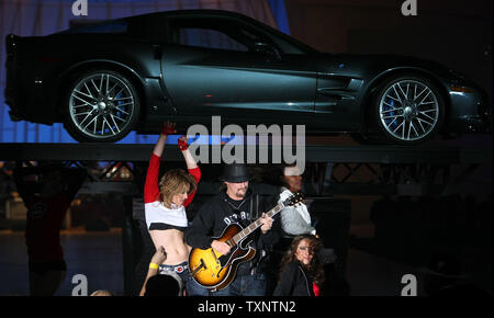 Kid Rock se produit devant une Chevrolet Corvette ZR1 au cours de l'événement de style GM, 12 janvier 2008 à Détroit. General Motors a accueilli le deuxième événement annuel mettant en vedette des voitures, stars et de la mode pour le lancement de la North American International Auto Show. (Photo d'UPI/Scott R. Galvin) Banque D'Images