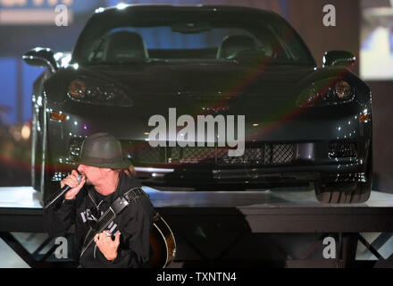 Kid Rock se produit devant une Chevrolet Corvette ZR1 au cours de l'événement de style GM, 12 janvier 2008 à Détroit. General Motors a accueilli le deuxième événement annuel mettant en vedette des voitures, stars et de la mode pour le lancement de la North American International Auto Show. (Photo d'UPI/Scott R. Galvin) Banque D'Images