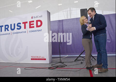 Hidi Cruz donne à son mari et candidat à la présidentielle, Ted un câlin d'encouragement avant qu'il parle à une foule d'environ 100 électeurs potentiels et environ 100 étudiants à Jefferson, Iowa le 1 février 2016. Ted crus, le sénateur du Texas, a fait ses derniers arrêts en Iowa aujourd'hui appel à des électeurs qui auront lieu lors des caucus de l'Iowa plus tard cette nuit. Photo par Mark Davitt/UPI Banque D'Images