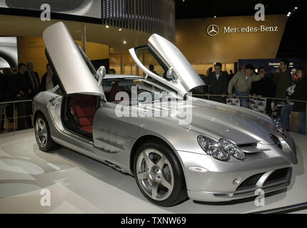 La Mercedes-Benz SLR McLaren est assis sur l'affichage Jeudi, 8 janvier 2004, à la North American International Auto Show de Detroit. (Photo d'UPI/John F. Martin) Banque D'Images