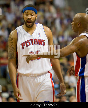 Le Capitaine Chauncey Billups pistons de Detroit (L) parle au piston Rasheed Wallace (L) dans deux jeux de la deuxième série de finales de NBA au Palace of Auburn Hills de Auburn Hills, Michigan, le 5 mai 2007. Les Pistons gagné 95-69 et mener la série 2-0. (Photo d'UPI/Forest Casey) Banque D'Images