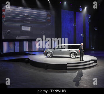 Derrick Kuzak, vice-président de groupe, développement produit mondial, Ford Motor Company, nous parle de la Ford Flex 2010 avec moteur EcoBoost à la North American International Auto Show au Cobo Center le 11 janvier 2009 à Detroit, Michigan. (Photo d'UPI/Brian Kersey) Banque D'Images