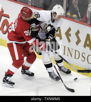 Pittsburgh Penguins Ruslan Fedotenko aile gauche (26) est vérifiée par les Red Wings de Detroit le défenseur Brian Rafalski (28) au cours de la première période de jeu 1 de la finale de la Coupe Stanley au Joe Louis Arena de Detroit le 30 mai 2009. (UPI Photo/Mark Cowan) Banque D'Images