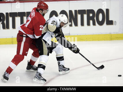 Centre des Penguins de Pittsburgh Maxime Talbot (25) cours des Red Wings de Detroit le défenseur Brad Stuart (23) pour la rondelle au cours de la première période de jeu 2 de la finale de la Coupe Stanley au Joe Louis Arena de Detroit le 31 mai 2009. (UPI Photo/Mark Cowan) Banque D'Images
