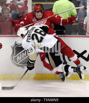 Pittsburgh Penguins Ruslan Fedotenko aile gauche (26) Red Wings de Detroit le défenseur Brian Rafalski (28) dans les conseils d'administration au cours de la deuxième période de jeu 2 de la finale de la Coupe Stanley au Joe Louis Arena de Detroit le 31 mai 2009. (UPI Photo/Mark Cowan) Banque D'Images