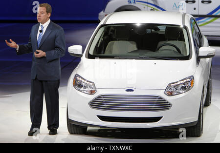 Bill Ford Jr., Président exécutif de Ford Motor Company Introduit la Ford Focus électrique 2011 Voiture au 2011 North American International Auto Show, à la Cobo Center de Detroit, le 10 janvier 2011. UPI Photo/Mark Cowan Banque D'Images