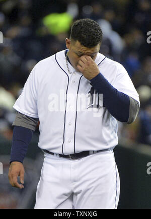 Tigers de Detroit' Miguel Cabrera réagit après éclater pour mettre fin à la cinquième manche du Match 3 de la Série mondiale contre les Giants de San Francisco à Comerica Park le 27 octobre 2012 à Detroit. UPI/Kevin Dietsch Banque D'Images