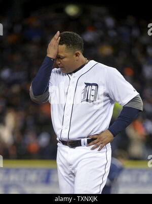 Tigers de Detroit' Miguel Cabrera réagit après éclater pour mettre fin à la cinquième manche du Match 3 de la Série mondiale contre les Giants de San Francisco à Comerica Park le 27 octobre 2012 à Detroit. UPI/Kevin Dietsch Banque D'Images