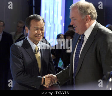 John Mendel, Vice-président exécutif de Auto Sales pour American Honda, droite, accueille Takanobu Ito, président et chef de la direction de Honda, à gauche, avant l'événement reveal pour le SUV urbain au 2013 North American International Auto Show, à la Cobo Center de Detroit, le 14 janvier 2013. UPI/Mark Cowana Banque D'Images