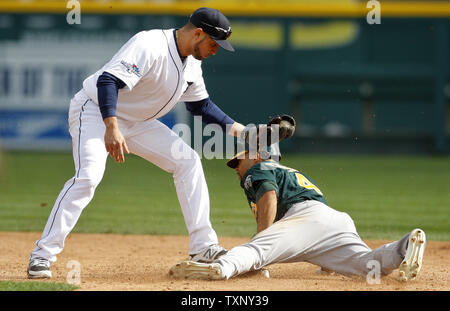 Oakland Athletics Coco Crisp vole la deuxième base contre les Tigers de Détroit Le deuxième but Omar Infante au cours de la troisième manche du Match 3 de l'ALDS contre les Athletics d'Oakland à Comerica Park à Detroit le 7 octobre 2013. Rebecca Cook/UPI Banque D'Images
