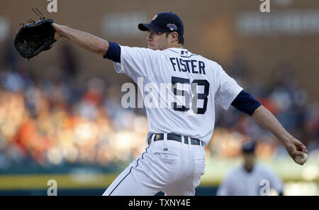 Le lanceur partant des Detroit Tigers Doug Fister fournit à l'Oakland Athletics lors de la cinquième manche du Match 4 de l'ALDS à Comerica Park à Detroit le 8 octobre 2013. Rebecca Cook/UPI Banque D'Images