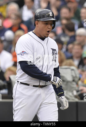 Tigers de Detroit Miguel Cabrera réagit à l'avion pour Boston rouge Sox CF Jacoby Ellsbury en première manche de trois jeux de la série de championnat de la ligue américaine à Comerica Park, à Détroit, Michigan le 15 octobre 2013. UPI/Brian Kersey Banque D'Images