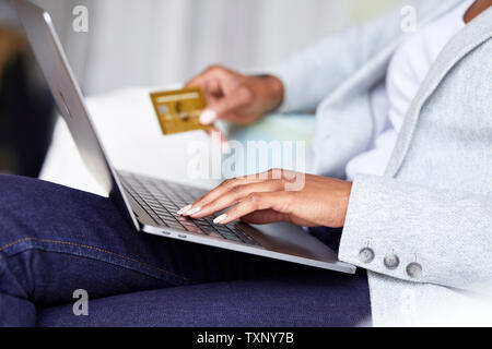 Ethnic woman shopping online using laptop Banque D'Images