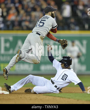 Red Sox de Boston le deuxième but Dustin Pedroia bondit sur Tigers de Detroit center fielder Austin Jackson essaie de compléter un double jeu pendant la sixième manche du Match 4 de la série de championnat de la ligue américaine à Comerica Park à Detroit le 16 octobre 2013. UPI/Brian Kersey Banque D'Images