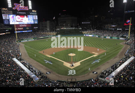 Le lanceur partant des Detroit Tigers Doug Fister contre les Red Sox de Boston au cours de la première manche du Match 4 de la série de championnat de la ligue américaine à Comerica Park à Detroit le 16 octobre 2013. Rebecca Cook/UPI Banque D'Images