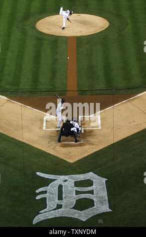 Le lanceur partant des Detroit Tigers Doug Fister fournit un emplacement pour les Red Sox de Boston's Shane Victorino durant la première manche du Match 4 de la série de championnat de la ligue américaine à Comerica Park à Detroit le 16 octobre 2013. Les Tigres défait les Red Sox 7-3, égalant le meilleur des sept séries 2-2. Rebecca Cook/UPI Banque D'Images