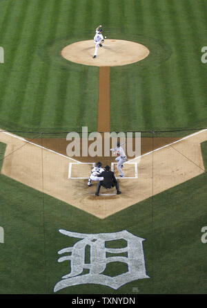 Le lanceur partant des Detroit Tigers Doug Fister fournit un emplacement pour les Red Sox de Boston's Jacoby Ellsbury au cours de la première manche du Match 4 de la série de championnat de la ligue américaine à Comerica Park à Detroit le 16 octobre 2013. Les Tigres défait les Red Sox 7-3, égalant le meilleur des sept séries 2-2. Rebecca Cook/UPI Banque D'Images