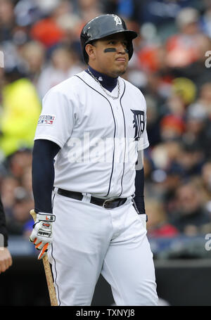 Tigers de Detroit Miguel Cabrera réagit à être frappé par des Baltimore Orioles Bud Norris dans la première manche du Match 3 de la Division de la ligue américaine à série Comerica Park à Detroit, Michigan, le 5 octobre 2014. Rebecca Cook/UPI Banque D'Images