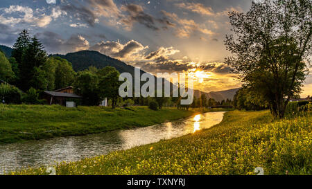 Coucher du soleil à la rivière ammer à Oberammergau, Allemagne Banque D'Images