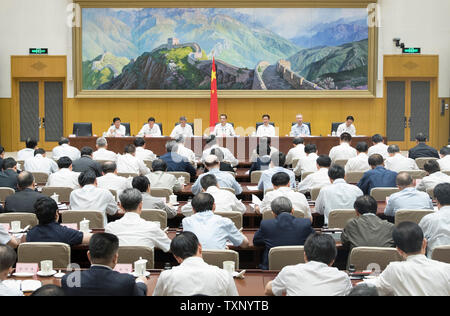 (190625) -- BEIJING, 25 juin 2019 (Xinhua) -- Le Premier ministre chinois Li Keqiang, également membre du Comité permanent du Bureau politique du Parti communiste chinois (PCC) Comité Central, participe à une téléconférence à Beijing, capitale de Chine, le 25 juin 2019. La téléconférence a été présidée par le Vice-Premier Ministre Han Zheng, également membre du Comité permanent du Bureau politique du Comité central du PCC. Li Keqiang a souligné mardi que le gouvernement devrait faire de la poursuite des efforts visant à rationaliser les approbations administratives, déléguer des pouvoirs à des niveaux inférieurs et d'améliorer la réglementation une Banque D'Images