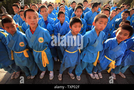 Les jeunes étudiants de Kung Fu pour attendre leur professeur à l'extérieur du Temple Shaolin Wushu (arts martiaux) Centre de formation de Denfeng City, province du Henan, le 13 novembre 2011. Les moines Shaolin Kung Fu pratique depuis plus de 1 500 ans. Shaolin Kung Fu chinois a été inventé et enseigné aux moines d'améliorer leur santé et pour qu'ils puissent se défendre eux-mêmes. UPI/Stephen Shaver Banque D'Images