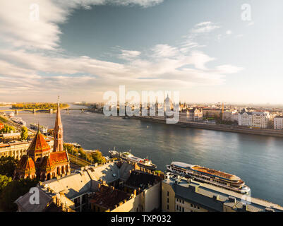 Vue aérienne sur l'édifice du parlement hongrois de dessus en face de la rivière du Danube à Budapest pendant le lever du soleil en automne avec sunshine (Budapest) Banque D'Images