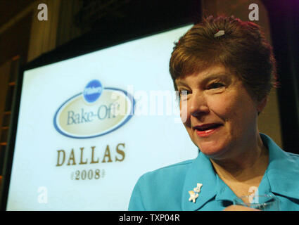 Femme au foyer Carolyn Gurtz de Gaithersburg, Maryland parle à des journalistes après son apprentissage double-délice biscuits sont les $1 millions d'grand prix du 43e concours Bake-Off de Pillsbury à Dallas le 15 avril 2008. Recette des Gurtz a remporté la catégorie douceurs sucrées avant d'être préparée à partir de quatre autres vainqueurs. (Photo d'UPI/Robert Hughes) Banque D'Images