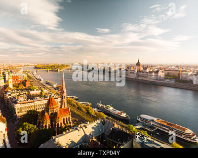 Vue aérienne sur l'édifice du parlement hongrois de dessus en face de la rivière du Danube à Budapest pendant le lever du soleil en automne avec sunshine (Budapest) Banque D'Images