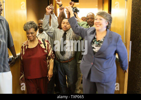 Après 23 ans de détention ont-violeur reconnu Jerry Lee Evans, 47 ans, émerge un homme libre de Dallas County District Court Pénale 5 à Dallas, le 27 mai 2009. Evans est le 20ème homme disculpé de Dallas avec preuve d'ADN. En 1986, Evans a été reconnu coupable du viol d'un jeune homme de 18 ans étudiant à l'Université Méthodiste du Sud, qui aurait été informé par la police pour prendre Evans sur un alignement. (Photo d'UPI/Robert Hughes) Banque D'Images