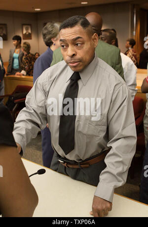 Après avoir été libéré par le juge Carter Thompson, faussement-violeur reconnu Jerry Lee Evans, 47 ans, s'entretient avec un wisher à Dallas County District Court Pénale 5 à Dallas, le 27 mai 2009. Evans, qui a passé 23 ans en prison, est le 20ème homme disculpé de Dallas avec preuve d'ADN. En 1986, Evans a été reconnu coupable du viol d'un jeune homme de 18 ans étudiant à l'Université Méthodiste du Sud, qui aurait été informé par la police pour prendre Evans sur un alignement. (Photo d'UPI/Robert Hughes) Banque D'Images