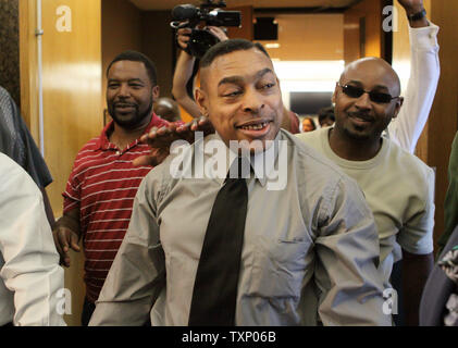 Après 23 ans de détention, faussement-condamnés Jerry Lee Evans, 47 ans, émerge un homme libre de Dallas County District Court Pénale à Dallas, le 27 mai 2009. Evans est le 20ème homme disculpé de Dallas avec l'évidence d'ADN depuis 2001, lorsque Washington a permis à l'essai après une condamnation. Evans a été reconnu coupable en 1986 du viol d'un jeune homme de 18 ans étudiant à l'Université Méthodiste du Sud -- les procureurs disent maintenant que la police a dit au disciple de prendre Evans sur un alignement. (Photo d'UPI/Robert Hughes) Banque D'Images