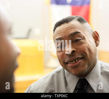 Après avoir été libéré par le juge Carter Thompson, faussement-violeur reconnu Jerry Lee Evans, 47 ans, s'entretient avec un wisher à Dallas County District Court Pénale 5 à Dallas, le 27 mai 2009. Evans, qui a passé 23 ans en prison, est le 20ème homme disculpé de Dallas avec preuve d'ADN. En 1986, Evans a été reconnu coupable du viol d'un jeune homme de 18 ans étudiant à l'Université Méthodiste du Sud, qui aurait été informé par la police pour prendre Evans sur un alignement. (Photo d'UPI/Robert Hughes) Banque D'Images