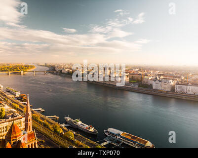 Vue aérienne sur l'édifice du parlement hongrois de dessus en face de la rivière du Danube à Budapest pendant le lever du soleil en automne avec sunshine (Budapest) Banque D'Images