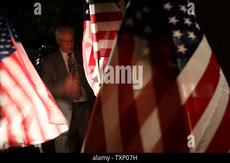 Treize croix et 30 drapeaux américains honneur des personnes directement touchées par le tireur de Fort Hood sont affichées à l'Église chrétienne centrale à Killeen, Texas, le 6 novembre 2009. Président de l'église Bob Butler voulait faire quelque chose d'honorer les morts et blessés. "Alors je me suis réveillé au milieu de la nuit et a décidé que c'est ce que je vais faire," dit Butler. (Photo d'UPI/Robert Hughes) Banque D'Images