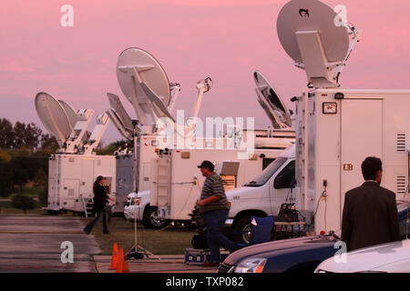 Vivre avec le remplissage des camions de l'aire de stationnement, les journalistes et photographes de presse information de base de l'armée à Fort Hood au Texas, Killeen, le samedi 7 novembre 2009. (Photo d'UPI/Robert Hughes) Banque D'Images