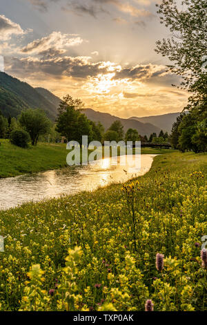 Coucher du soleil à la rivière ammer à Oberammergau, Allemagne Banque D'Images