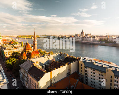 Vue aérienne sur l'édifice du parlement hongrois de dessus en face de la rivière du Danube à Budapest pendant le lever du soleil en automne avec sunshine (Budapest) Banque D'Images