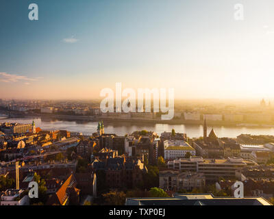 Vue aérienne sur l'édifice du parlement hongrois de dessus en face de la rivière du Danube à Budapest pendant le lever du soleil en automne avec sunshine (Budapest) Banque D'Images