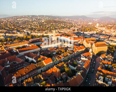 Vue aérienne de la vieille ville de Buda au-dessus de près de Bastion des pêcheurs lors d'un lever de soleil coloré en automne à Budapest (Budapest, Hongrie, Europe) Banque D'Images