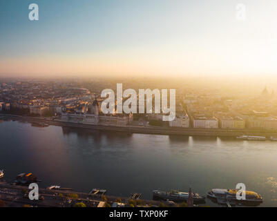 Vue aérienne de l'édifice du parlement hongrois à Budapest du dessus avec Danube et à côté d'St-Stephans-Basilique au lever du soleil (Budapest) Banque D'Images