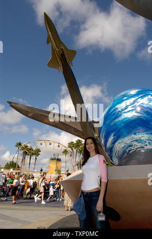 L'actrice Disney Christy Carlson Romano visites 'Mission', l'espace au cours de la journée d'ouverture des cérémonies de dédicace de la nouvelle attraction au centre EPCOT à Walt Disney World, Orlando, Floride, le 9 octobre 2003. (UPI MARINO / CANTRELL) Banque D'Images